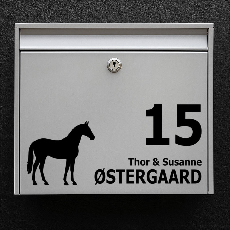Namnskylt för brevlåda - hästmotiv: Danskt varmblod - personlig text i flera rader och tydlig typografi
