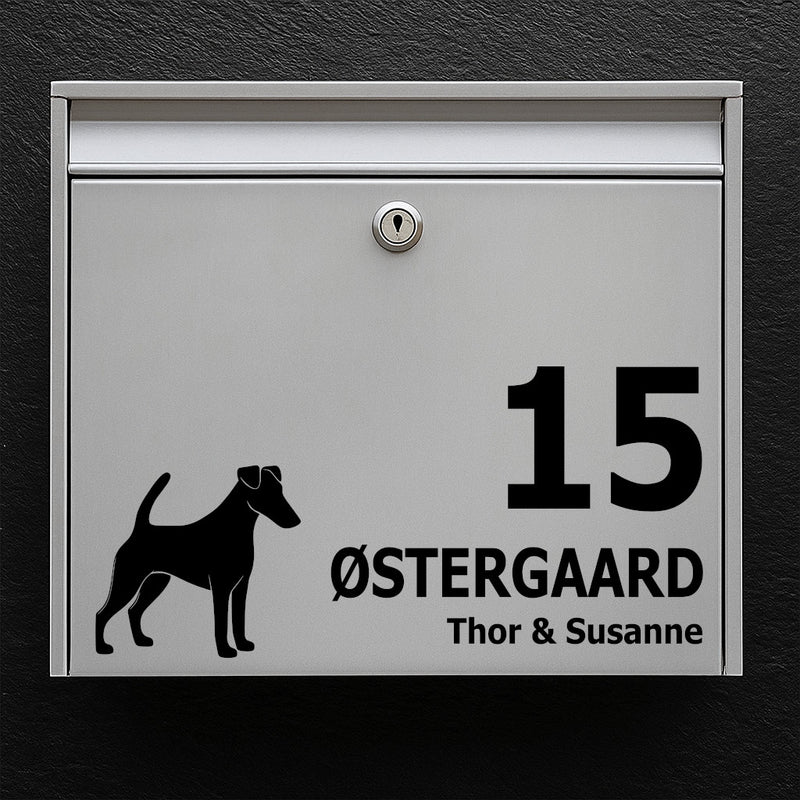 Namnskylt/etikett för brevlåda - hundmotiv: släthårig foxterrier - personlig text i tydlig, läsbar typografi