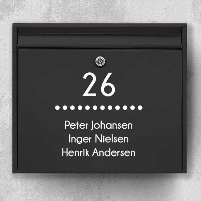 Brevlådans namnskylt med stort husnummer, prickad linje som avgränsare och namnlista med flera rader - väderbeständig vinyl