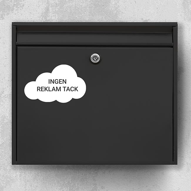 Brevlådeklistermärke i vitt moln med texten "Inga annonser, tack" – reklamfritt klistermärke för svart brevlåda
