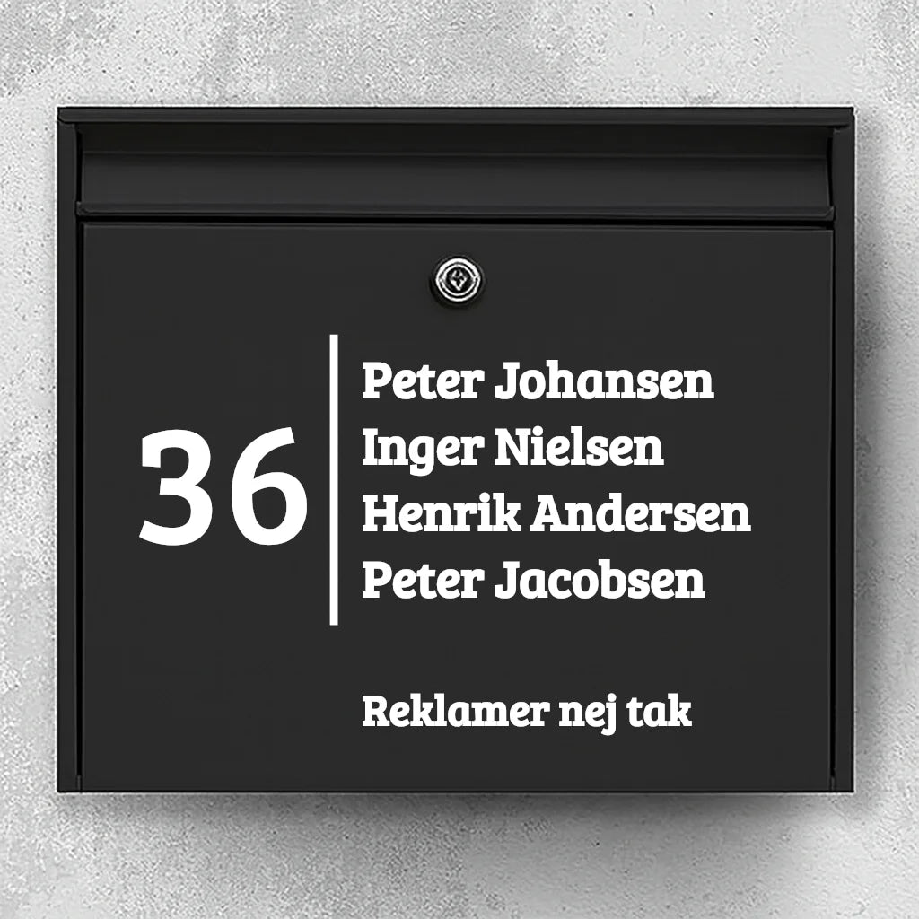 Brevlådeetikett – stort husnummer med vertikal avdelare, namnlista och linje med texten ”Ingen reklam” 