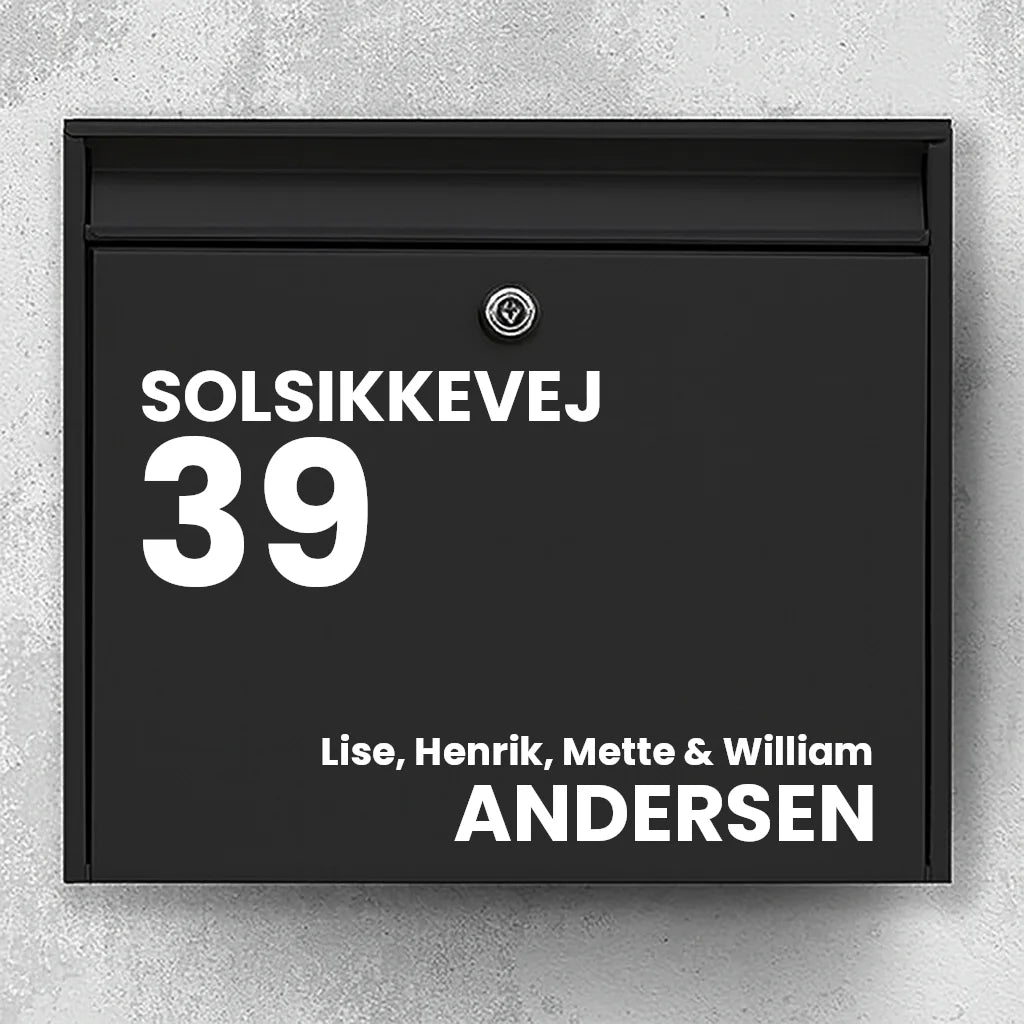 Brevlådeetikett – gatunamn, stort husnummer och efternamn (med förnamn) 