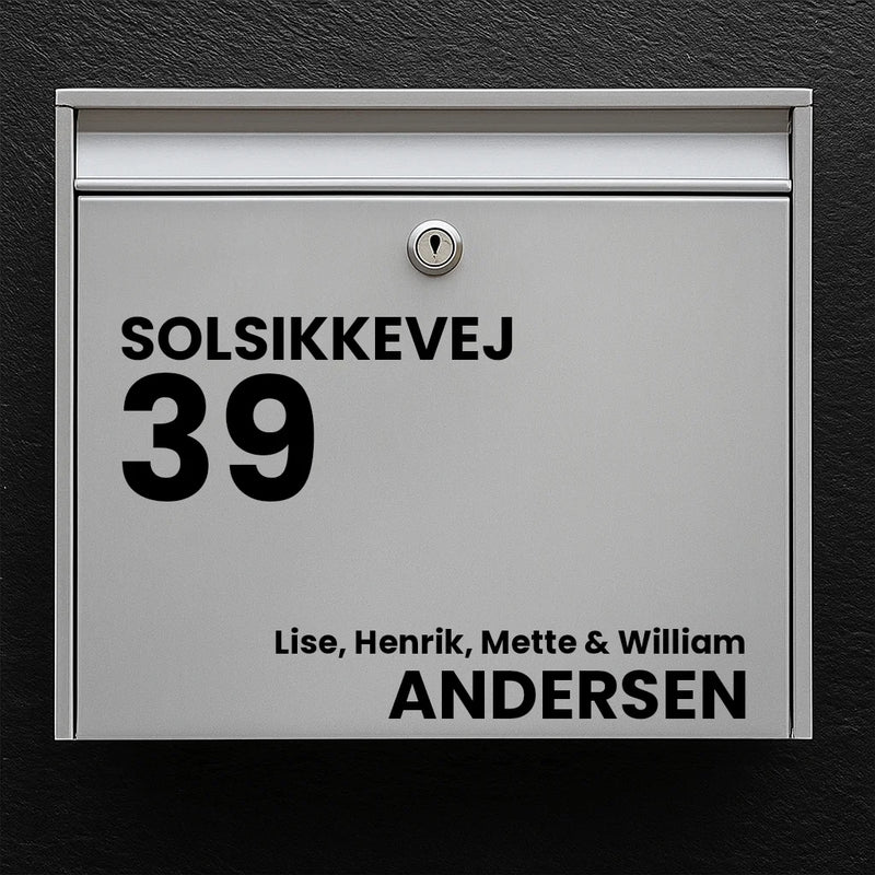 Brevlådeetikett – gatunamn, stort husnummer och efternamn (med förnamn) 