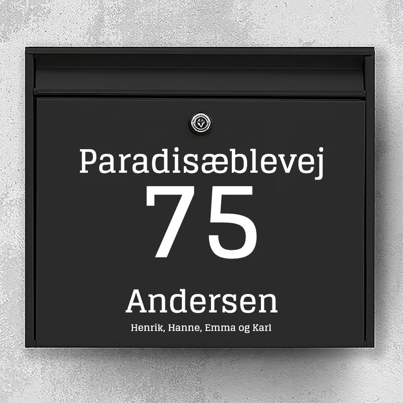 Brevlådeetikett – centrerat gatunamn, stort husnummer och efternamn