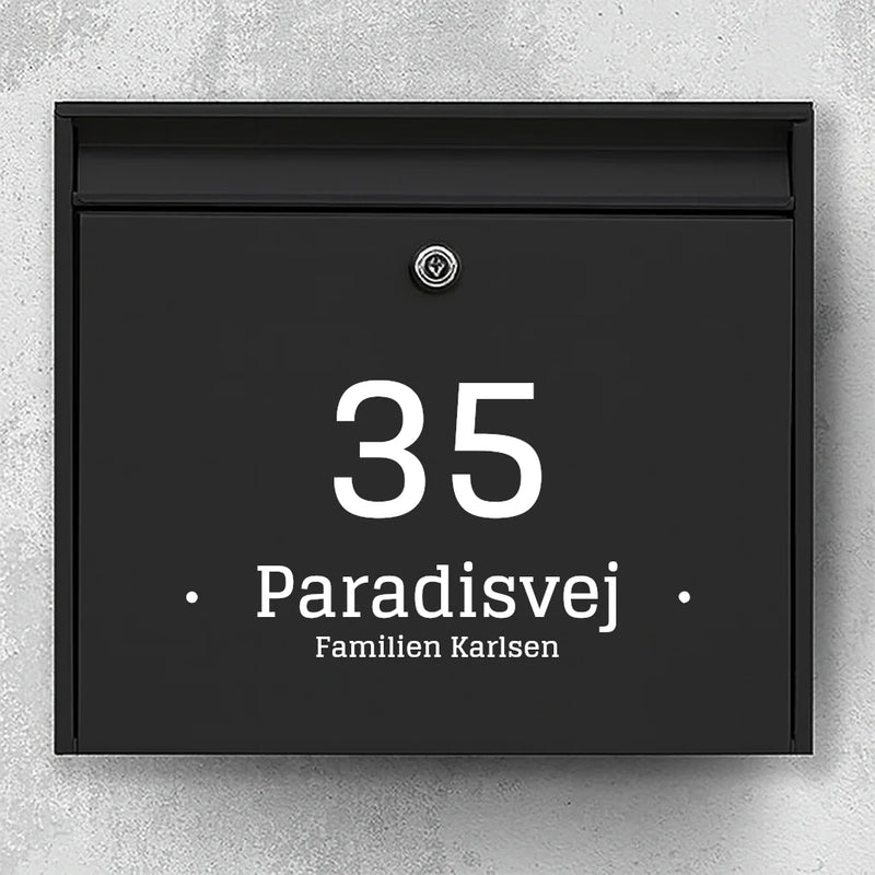 Brevlådeetikett – stort husnummer med mittlinje (gatunamn eller efternamn)