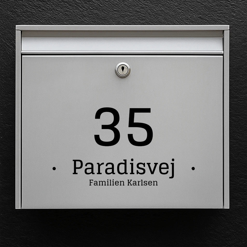 Brevlådeetikett – stort husnummer med mittlinje (gatunamn eller efternamn)