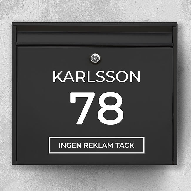 Brevlådans namnskylt med efternamn högst upp, stort husnummer och ruta märkt "Ingen reklam, tack" – väderbeständig vinyl