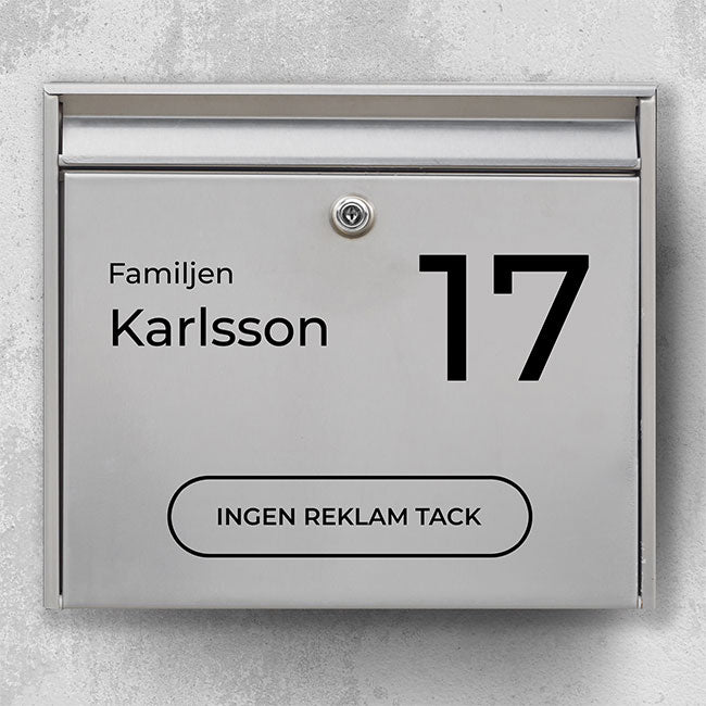 Brevlådeetikett – tydlig typografi med familjetext och husnummer samt markerat fält "Ingen reklam, tack" – robust utomhusklistermärke