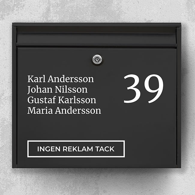 Brevlådans namnskylt med stort husnummer till höger, namnlista i serif och skylten "Ingen reklam, tack" – väderbeständig vinyl