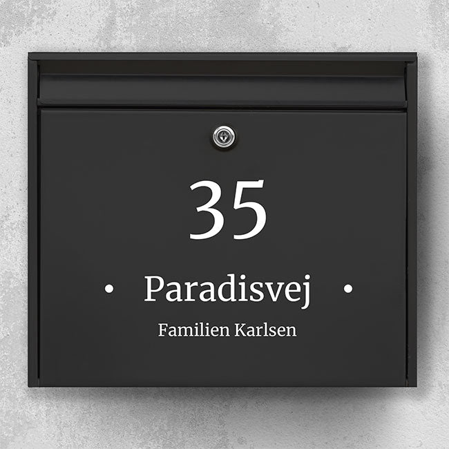 Klassisk brevlåda med namnskylt - stort husnummer, gatunamn och familjelinje med avdelare - väderbeständig vinyl