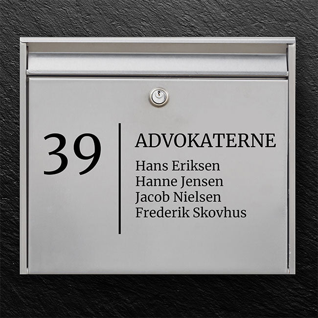 Professionell postlådeetikett för kontor - tydligt nummer och företagsnamn med namnlista på flera rader - robust utomhusetikett