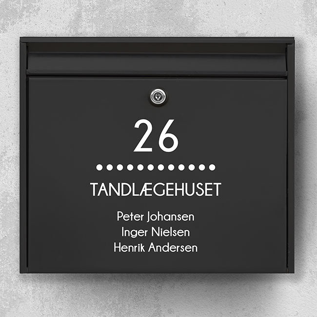 Brevlådeetikett – centrerat husnummer, prickad linje och företagsnamn (med namnlista) 