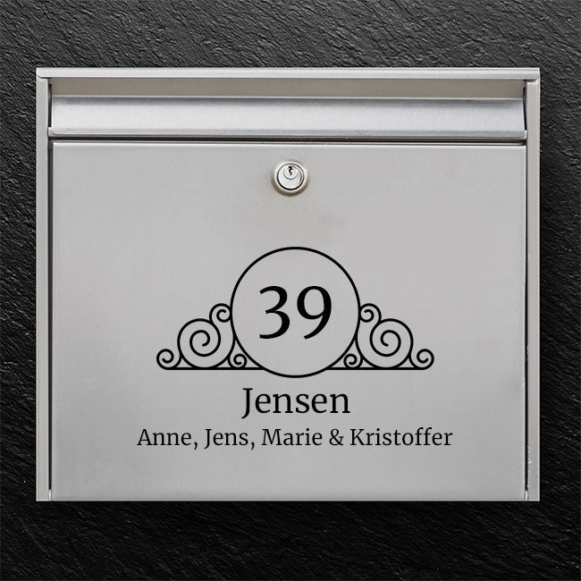 Elegant brevlådeetikett – cirkel med siffror och utsmyckad rulldesign, efternamn och namnfält i serif – robust utomhusklistermärke
