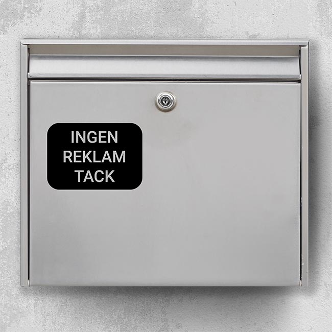 Brevlådeklistermärke "Ingen reklam, tack" – svart, rektangulär med rundade hörn på silverfärgad brevlåda