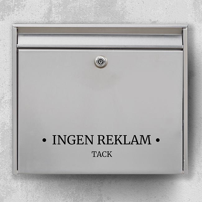 Brevlådeklistermärke med texten "Ingen reklam, tack" – svart typografi på stålbrevlåda
