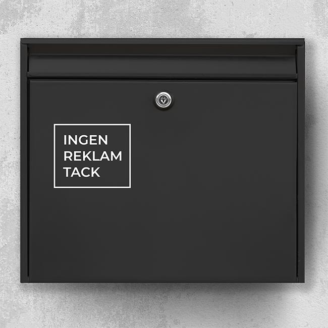 Brevlådeetikett "Ingen reklam, tack" – vit fyrkantig ram på svart brevlåda, tydlig reklamfri etikett