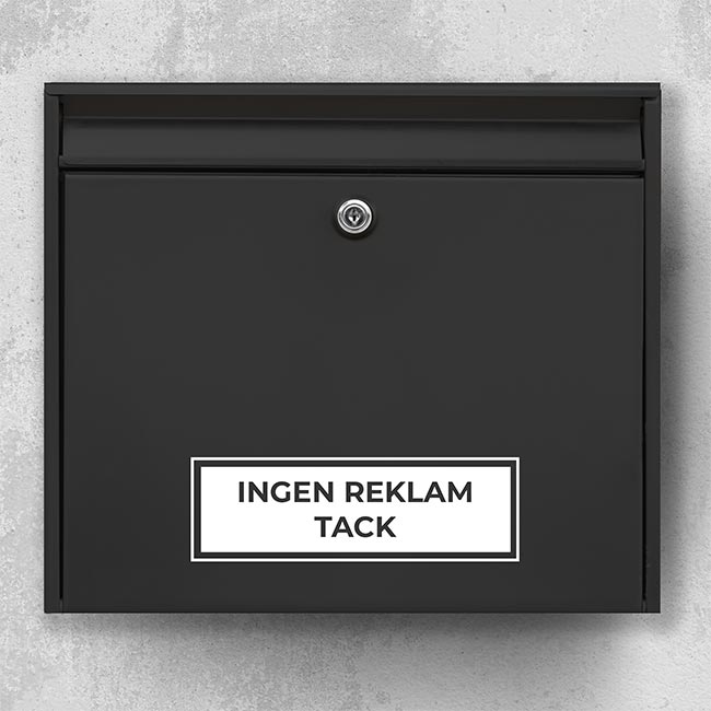 Reklamfri brevlåda – rektangulär svart skylt med texten "Ingen reklam, tack" på silvergrå brevlåda