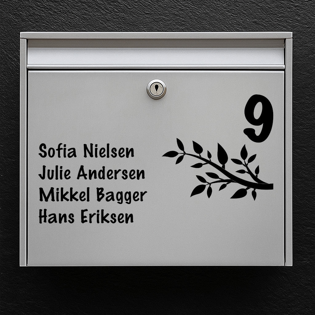 Brevlådans namnskylt med gren- och lövmotiv - stort husnummer och namnlista med flera rader - väderbeständig vinyl