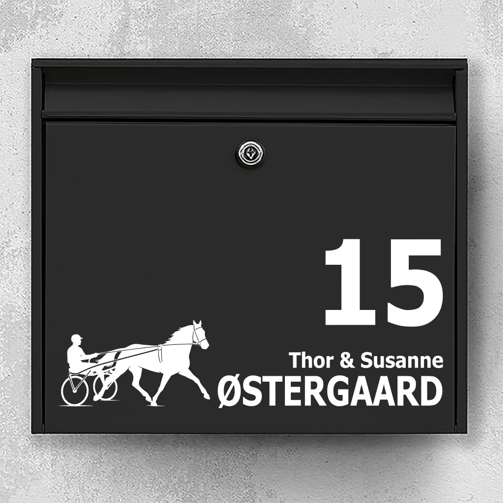 Brevlådeklistermärke med Travhäst (med sulky)