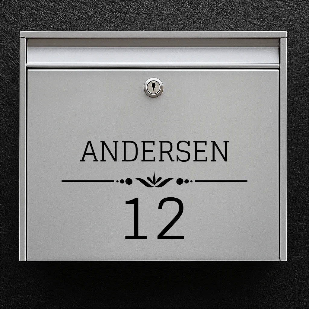 Brevlådeklistermärke – efternamn med dekorativ linje och stort husnummer