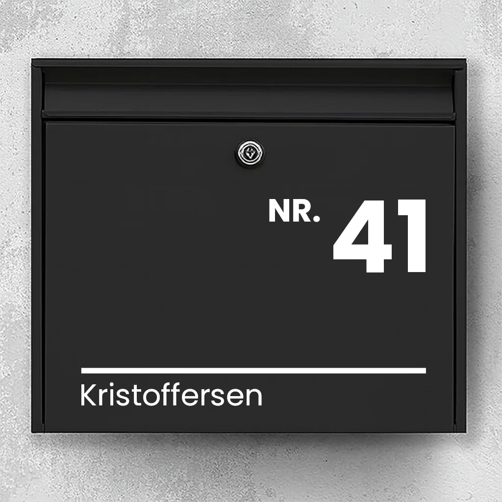 Brevlådeetikett – ”NR.” stort husnummer och efternamn med linje