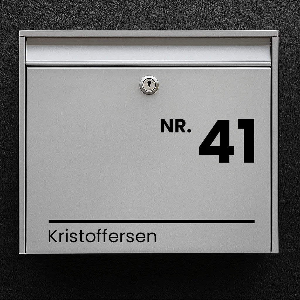 Brevlådeetikett – ”NR.” stort husnummer och efternamn med linje